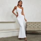 Vestido de noche largo blanco con escote oblicuo y abertura en los hombros para llevar el cabello.